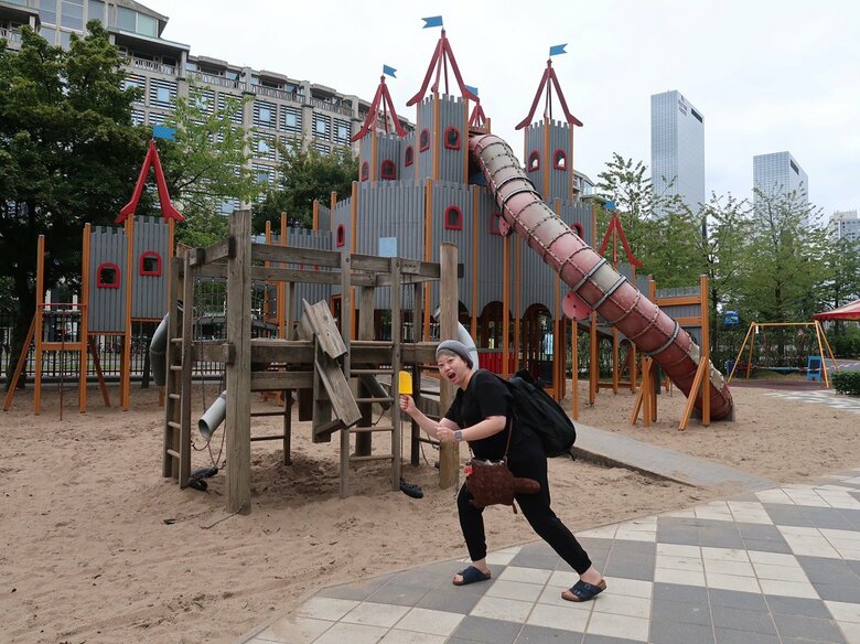 オランダの砂場を訪れたどろだんご先生