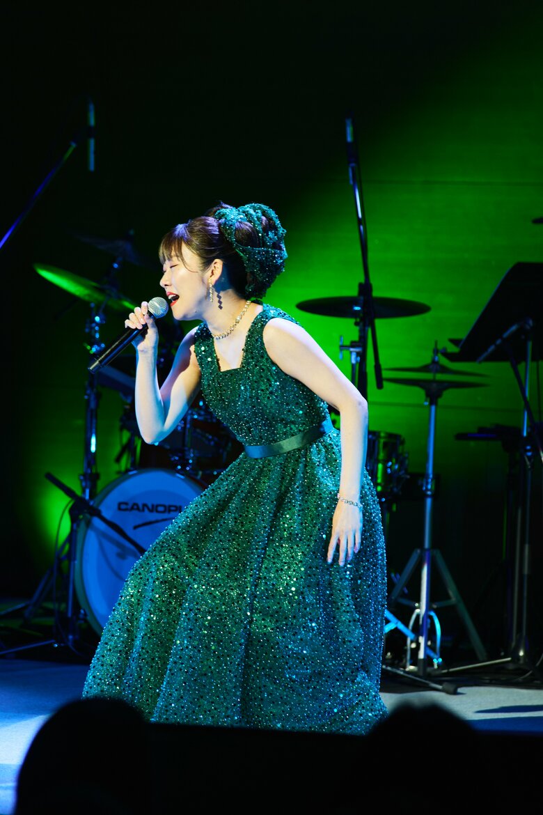コンサートで熱唱する森山さん