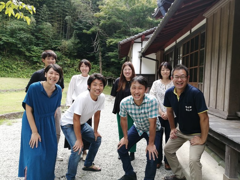 後列左から2人目が萩原さん