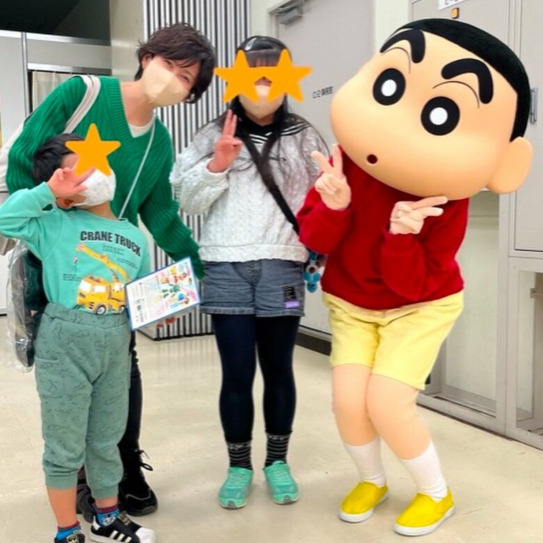 「しんちゃんとハイポーズ！」小林由美子さんとおふたりのお子さん