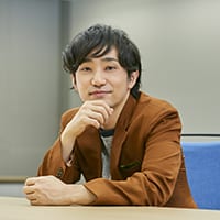 1982年生まれ。神奈川県出身。1999年に吉岡聖恵、山下穂尊といきものがかりを結成。2006年に「SAKURA」でメジャーデビュー。ソングライターとしても、様々なアーティストへ楽曲提供を行う。2019年、実験的プロジェクト「HIROBA」を立ち上げ、さらに活動の場を広げる。新刊『うた/ことばラボ 「うた」と「ことば」についての14の対話 (ぴあMOOK)』（ぴあ）では、表現者たちとの誠実な対話によって、彼らの創作の核心に迫った。