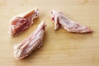 かぼちゃは1㎝角に切り、玉ねぎはみじん切りにする。鶏手羽肉は関節を切って手羽先と手羽中に分け、さらに手羽中の2本の骨の間に包丁を入れて切り分ける。塩をもみこむ。