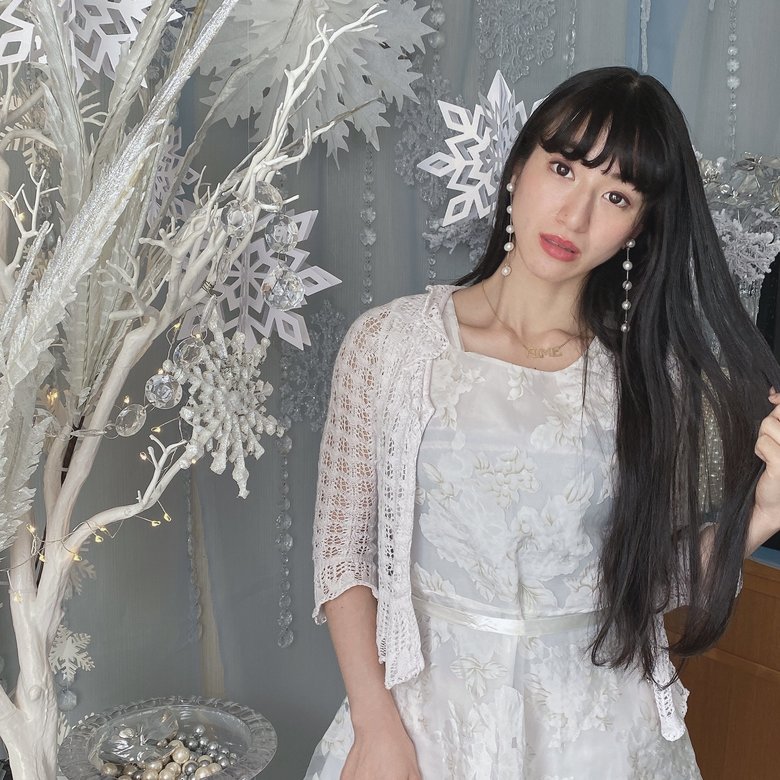 プライベートで1枚。白いワンピースとパールのイヤリングがお似合い