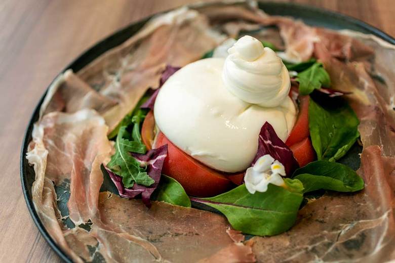 数量限定！　イタリア職人監修北海道ブッラータチーズのカプレーゼ　〜切りたて生ハムと有機オリーブオイル〜　2,138円（税込）