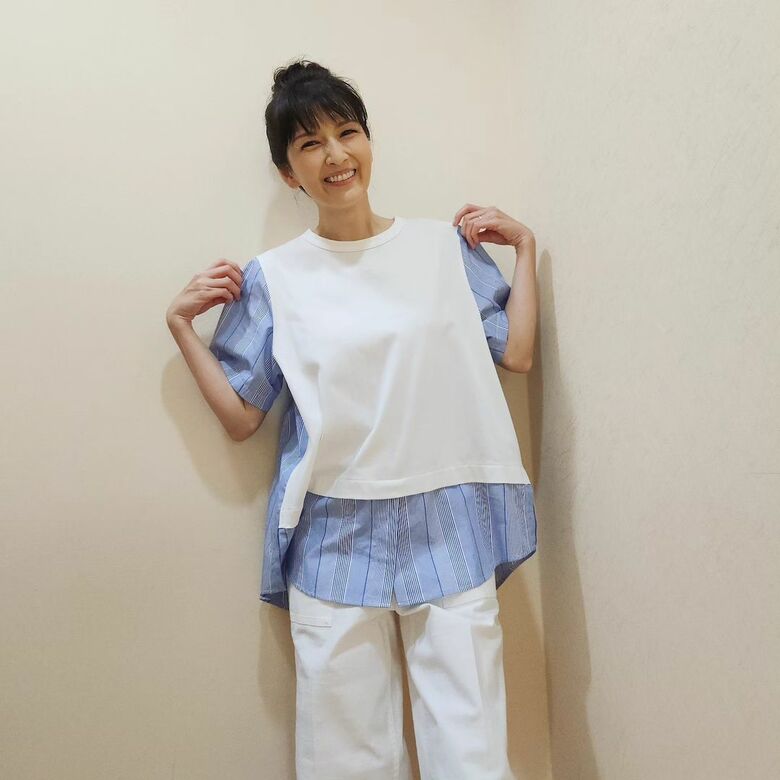 収録前にお気に入りの衣裳で笑顔