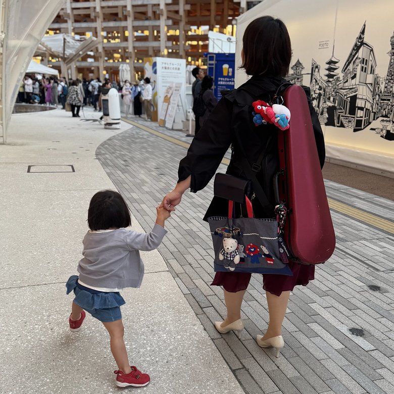 バイオリンの演奏活動には、家族で現地に赴くことも