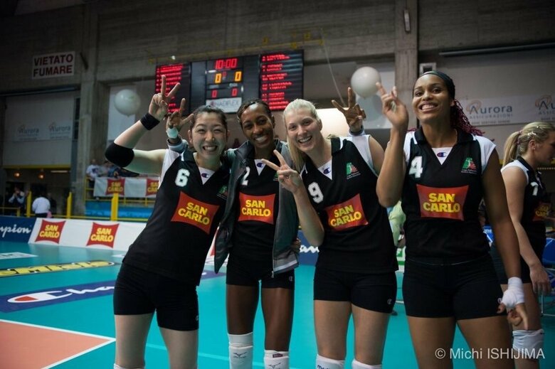 イタリアの強豪チーム・パレルモ在籍時代のチームメイトと（C)Michi ISHIJIMA 