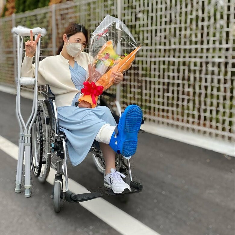 出産後退院したときは車椅子と松葉杖を持って