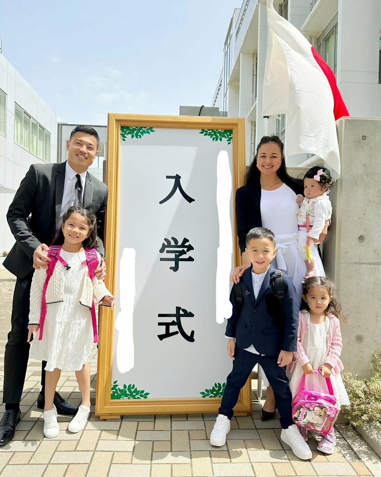 晴れて双子のこうちゃんとさっちゃんの入学式に臨んだローラさん一家