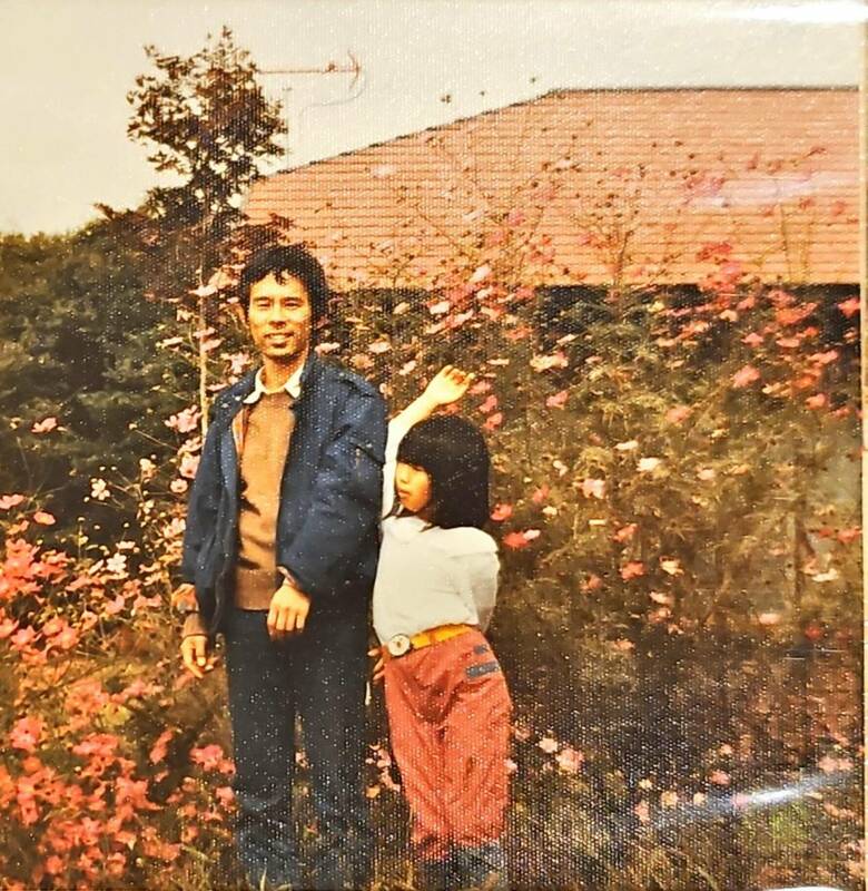 一面コスモスに囲まれて　休暇中の鈴木敏夫プロデューサーと麻実子さん