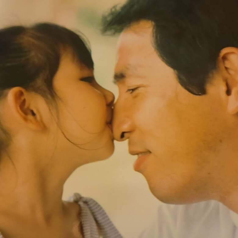 幼き日の娘（村井麻友美さん）さんと夫の村井さん