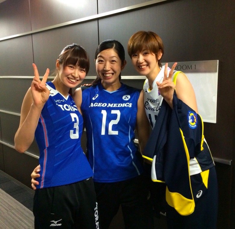 日本代表時代のチームメイト木村沙織さん（左）、荒木絵里香さん（中）と