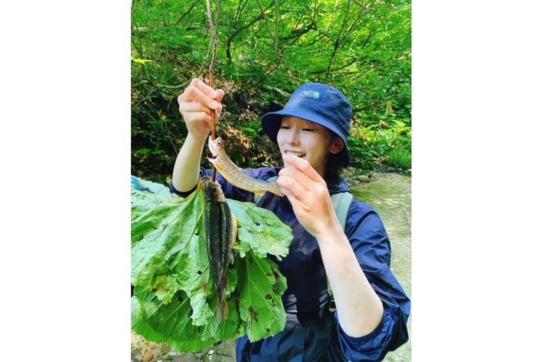 夏は友人たちとエコツアーに参加！仕留めたイワナと（写真提供／河瀬さん）
