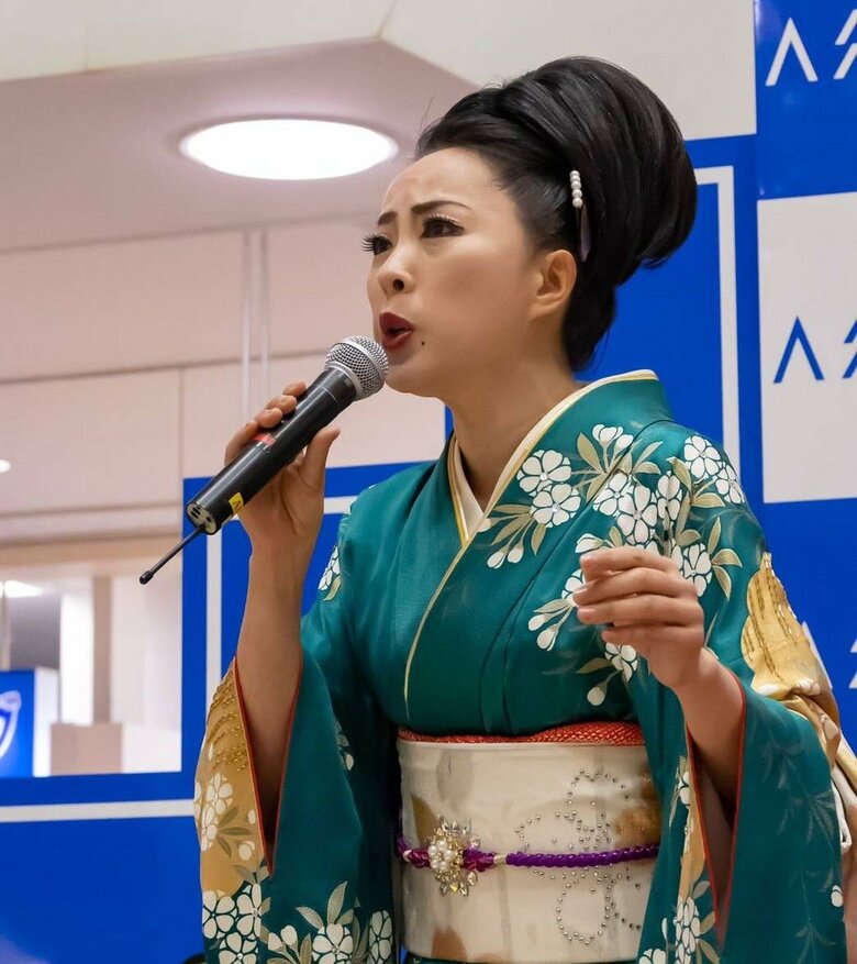 坂本冬美さんのものまねで熱唱中