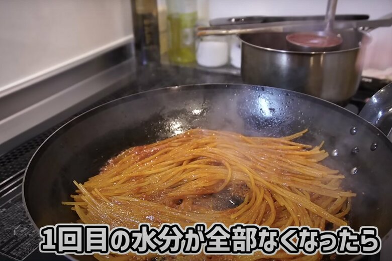 【作り方15】水分がなくなってきたら、もう一回おこげをつけて、2回目のトマトスープを入れる