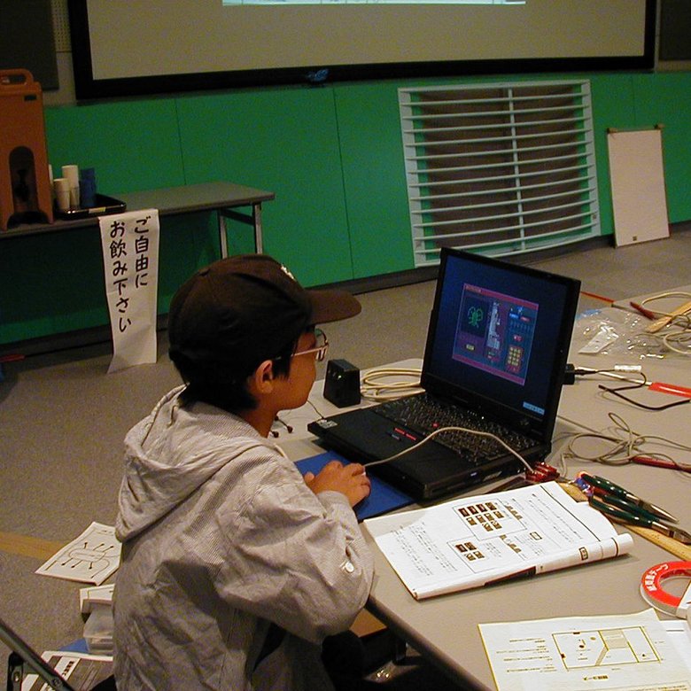 中学時代、虫型ロボットコンテストに出場。ロボットを走らせるためにプログラミング