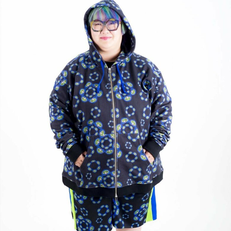 Drまあやさんがデザインした洋服。絵柄はCTの断面図をイメージした