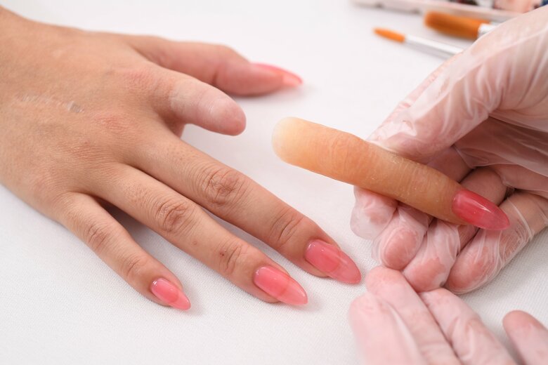 エピテーゼの着け外しはとても簡単。特別な接着剤なども必要ない