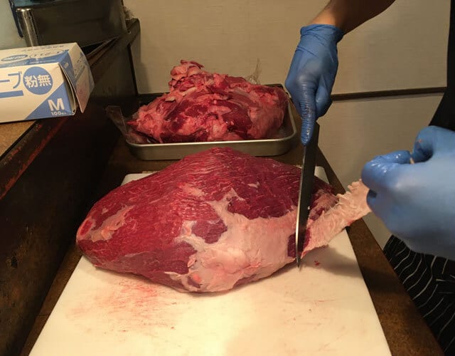 大きな塊肉を毎日新鮮な状態で仕入れて丁寧にさばいていく