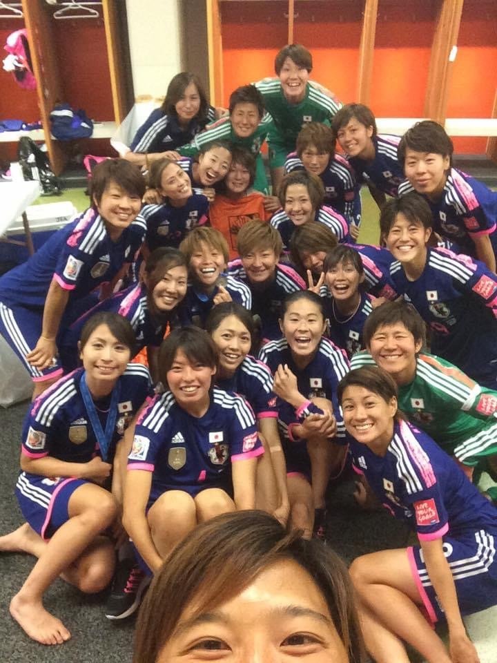 元なでしこジャパンのチームメイトと。永里さんは後列3段目の左から2番目