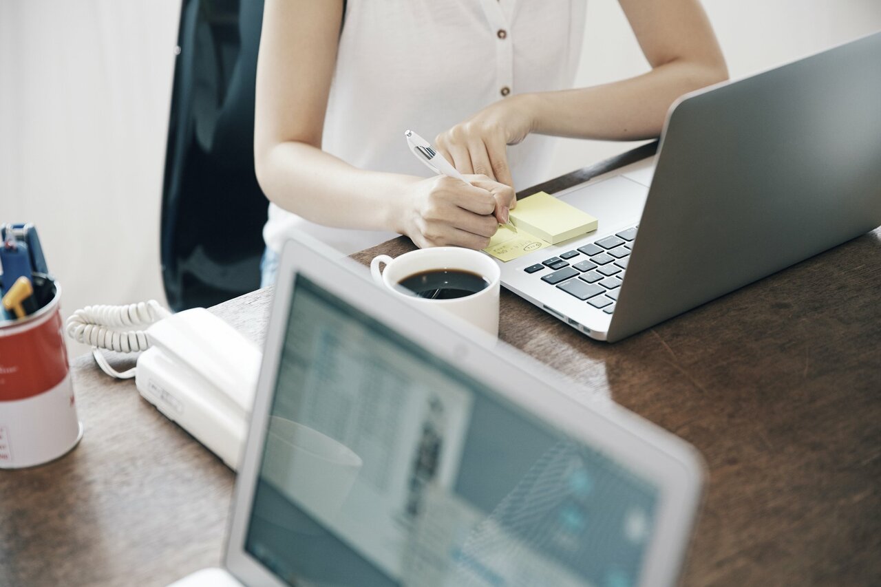 オフィスで働く女性のイメージ