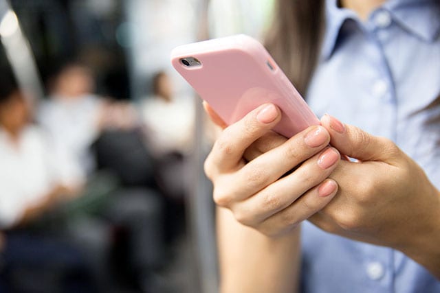 電車内でスマホを触る