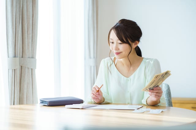 家計簿をつける女性