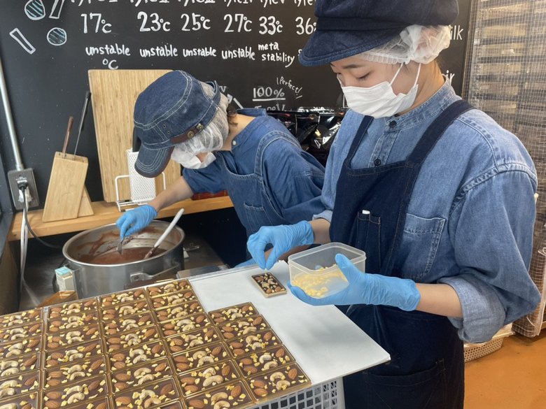 久遠チョコレートの製造作業の様子