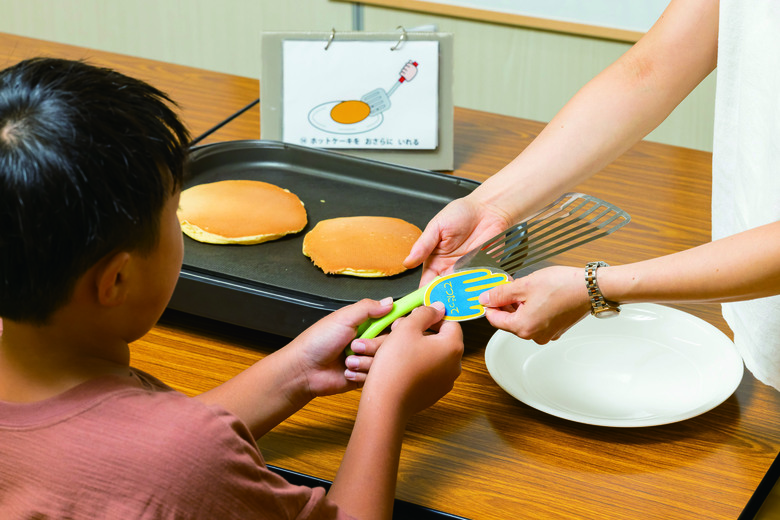 子どもたちはカードを使って日常生活に必要な知識や経験を学ぶ