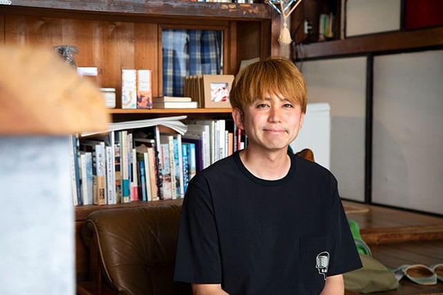 ミネシンゴさん：1984年生まれ、横浜市出身。美容師として勤務した後、美容雑誌の編集を2年経験。その後、リクルートへ転職し企画営業を3年半勤める。在職中に美容文芸誌『髪とアタシ』を創刊。2020年にオープンした「花暮美容室」の美容師としても活躍中。