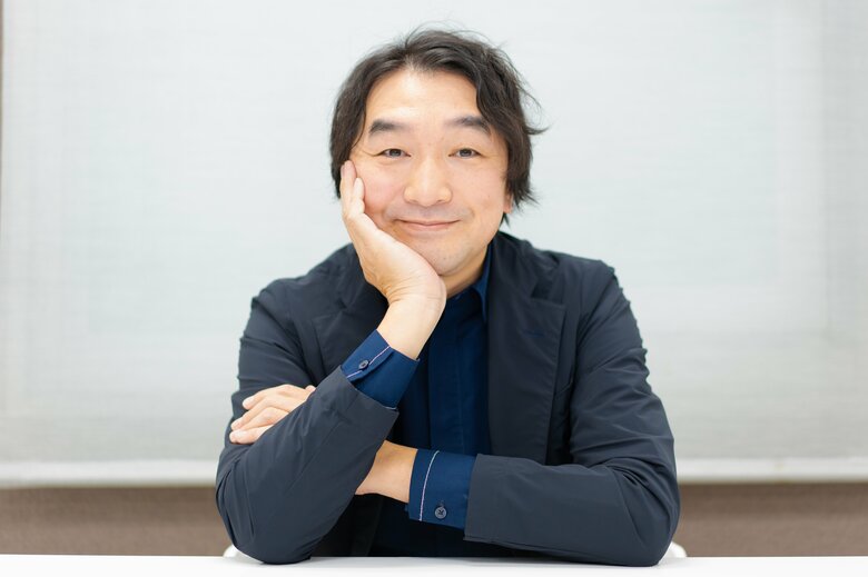 独特の存在感を持つ名バイプレーヤーとして、ドラマや映画に引っ張りだこ。脚本家や演出家としても活躍するマルチプレーヤーだ