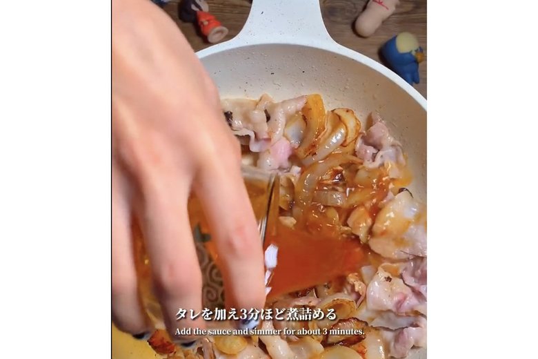 【作り方6】最初に混ぜておいたタレをフライパンに加えて3分ほど煮詰める