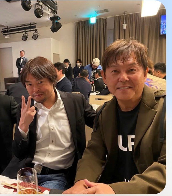 外食業界のレジェンド・西山知義さん（写真右）と知り合い、お店は大きく成長した