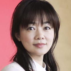 ロート製薬株式会社　人事総務部　健康経営推進グループリーダー。1990年ロート製薬入社。マーケティング部、経営企画部、広報・CSV推進部等を経て、社員の健康をサポートする健康経営に携わる。社内のダブルジョブ制度を活用し、経理財務部でＩＲ業務も兼務している。また、余暇を利用して児童養護施設で社外チャレンジワーク（複業）中。