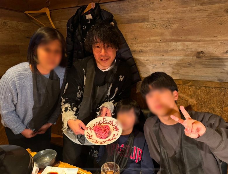 家族でお子さんの誕生日をお祝いしたときの一枚。お子さんたちもすっかり大きく！