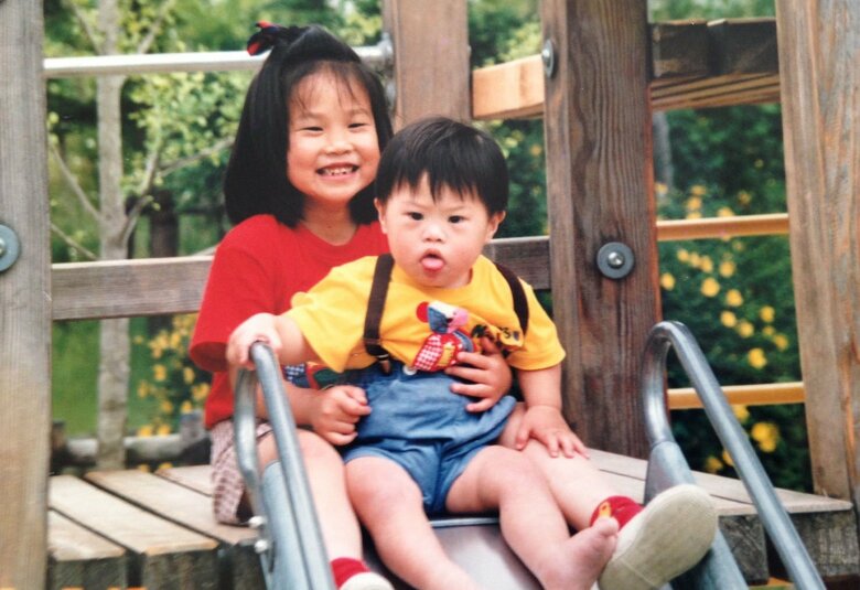 弟・良太さんと遊ぶ幼少期の岸田さん