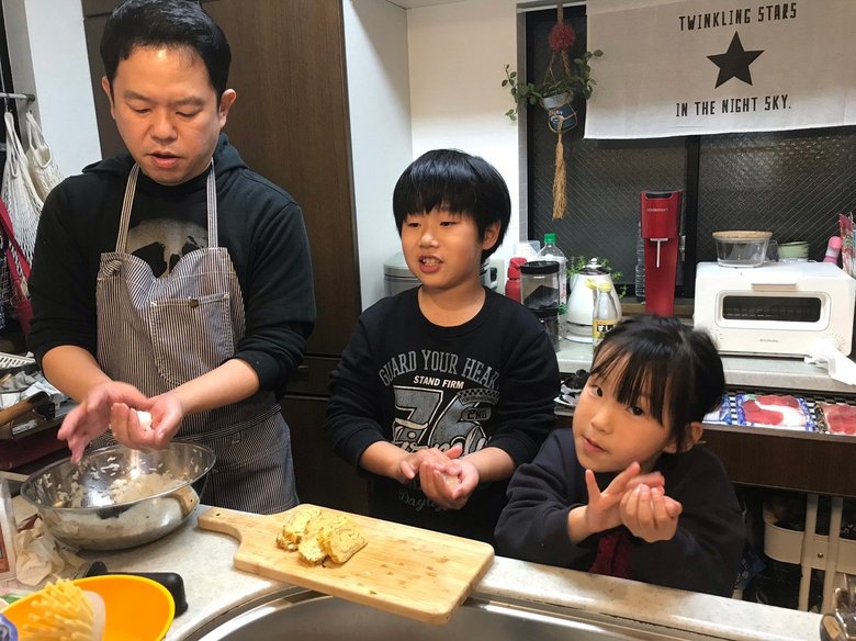 エプロン姿が新鮮なダイアン津田。普段は家事をいっさいしないそう