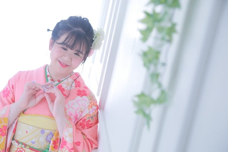 普段はモノトーンの洋服を選びがちだという多田さん。撮影当日は桃色の華やかな振袖に身を包みました