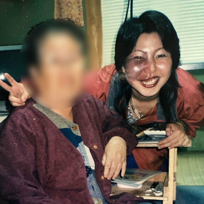 村田さん20歳のときに祖母と。祖母はよく村田さんを気にかけていたという