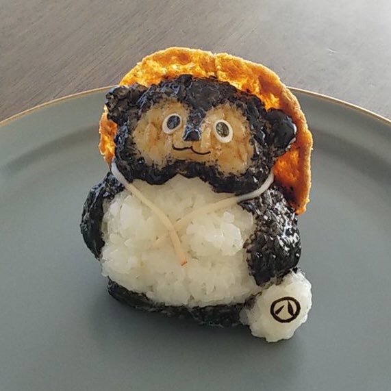 陶器の艶っぽさも再現した「信楽焼たぬき」