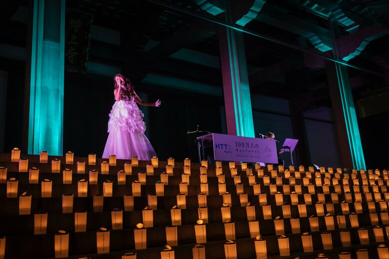 「100万人のキャンドルナイト」で歌唱