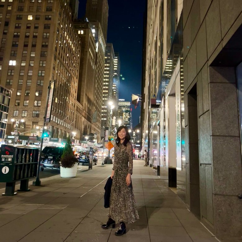 シックな黒のロングドレスがお似合いの久保さん