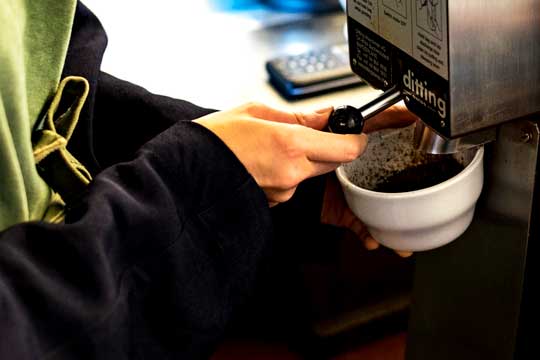 コーヒーを抽出しているところ