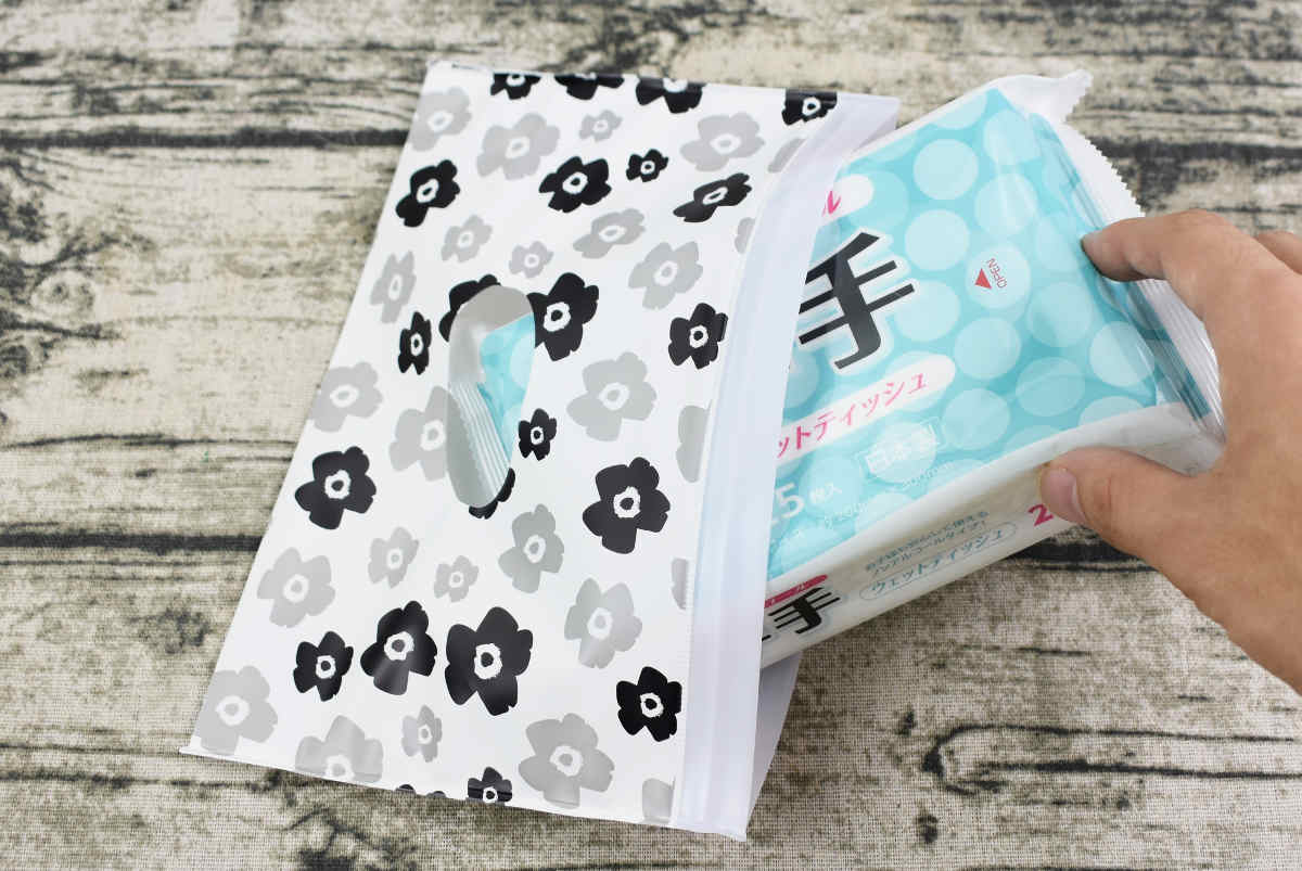セリアのおすすめ「ウェットシートケース(北欧花柄)」の使用中画像2