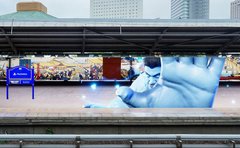 「巨大力士」が両国駅・幻のホームに降臨「電車を素手で止めて猫を救った!?」SNSで話題を呼んだPS5の屋外広告の「裏側」