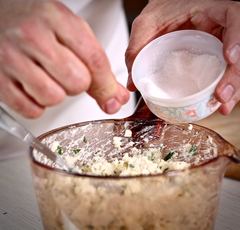 「ひとつまみ」と「少々」の違いは？知らないと恥ずかしい料理の常識まとめ