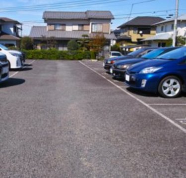 コンビニ駐車場で昼寝や食事をするのは非常識か!? 賛否続出！