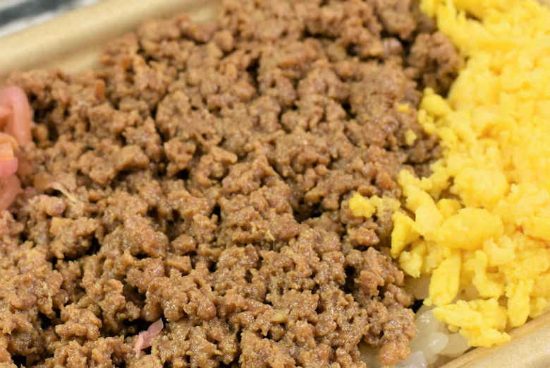 セブンイレブンのおすすめランチ「鶏の旨味！ 国産鶏のたっぷり鶏そぼろごはん」のアップ画像