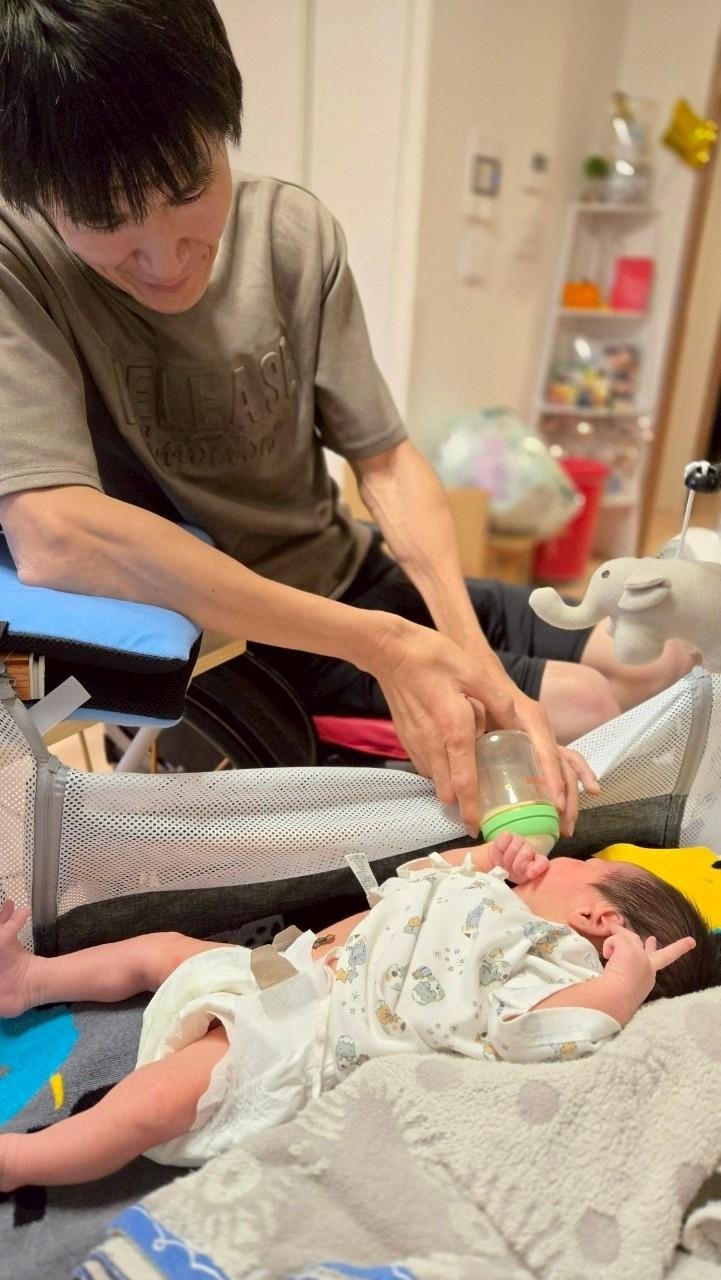 赤ちゃんにミルクをあげる羽賀理之選手