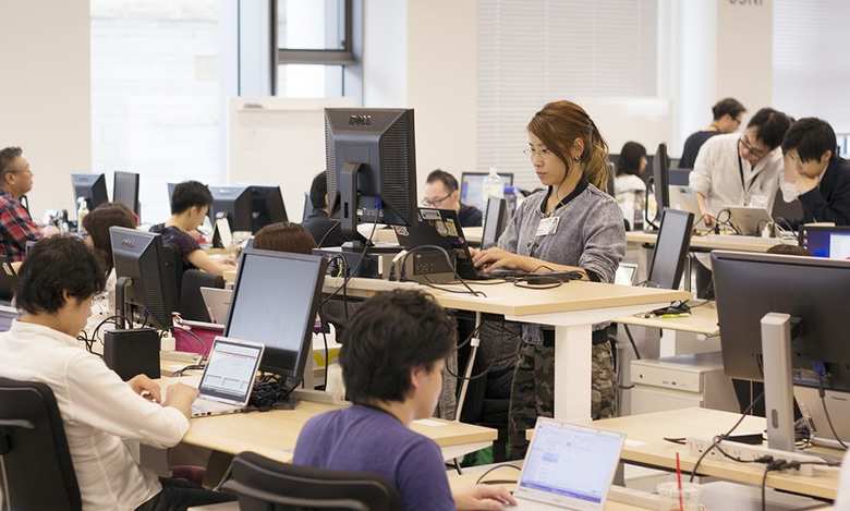 健康面も考慮して電動で高さを変えられる昇降デスク